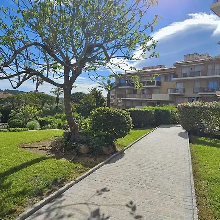 Cozy With Balcony And Communal Pool