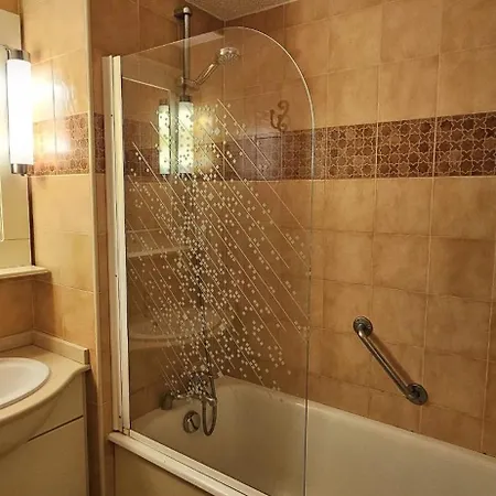 דירה Cozy With Balcony And Communal Pool