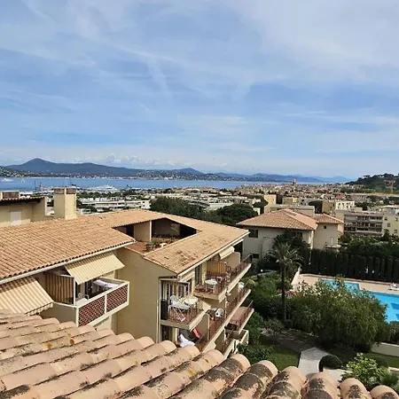 Cozy With Balcony And Communal Pool דירה