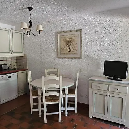 Cozy With Balcony And Communal Pool *