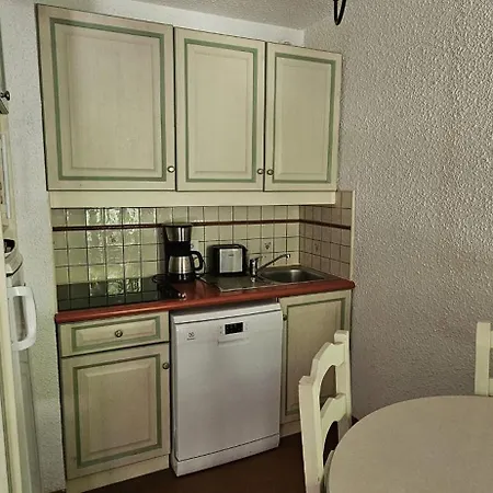 Cozy With Balcony And Communal Pool Apartment *