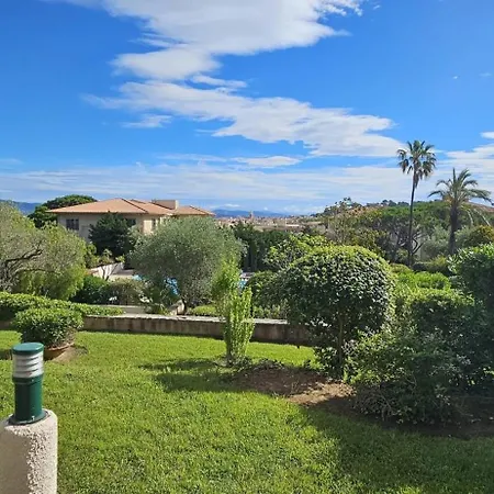Cozy With Balcony And Communal Pool Διαμέρισμα Σαιν-Τροπέ